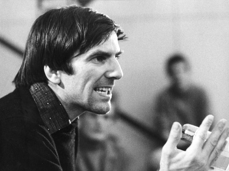 Der Studentenführer und Ideologe des Sozialistischen Deutschen Studentenbundes (SDS), Rudi Dutschke, am 6. März 1968 in der Aula der Halenpaghenschule im niedersächsischen Buxtehude am Rednerpult. Er wurde gut einen Monat später am 11.4.1968 vor der Geschäftsstelle des Sozialistischen Deutschen Studentenbundes (SDS) am Kurfürstendamm auf offener StraÃe von dem 23jährigen Arbeiter Josef Erwin Bachmann niedergeschossen und lebensgefährlich verletzt. Dutschke überlebte das Attentat, verstarb jedoch, vermutlich an den Spätfolgen, am 24. Dezember 1979 in Aarhus/Dänemark. [dpabilderarchiv]