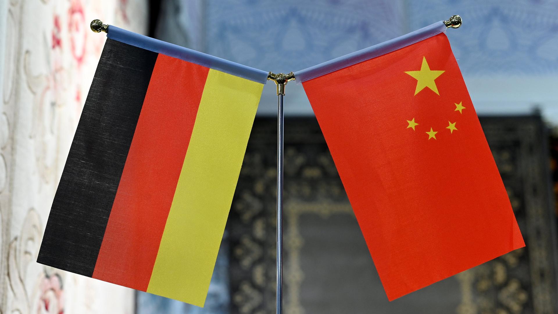 Die deutsche und die chinesische Fahne hängen nebeneinander. Die deutsche und die chinesische Fahne hängen nebeneinander.
