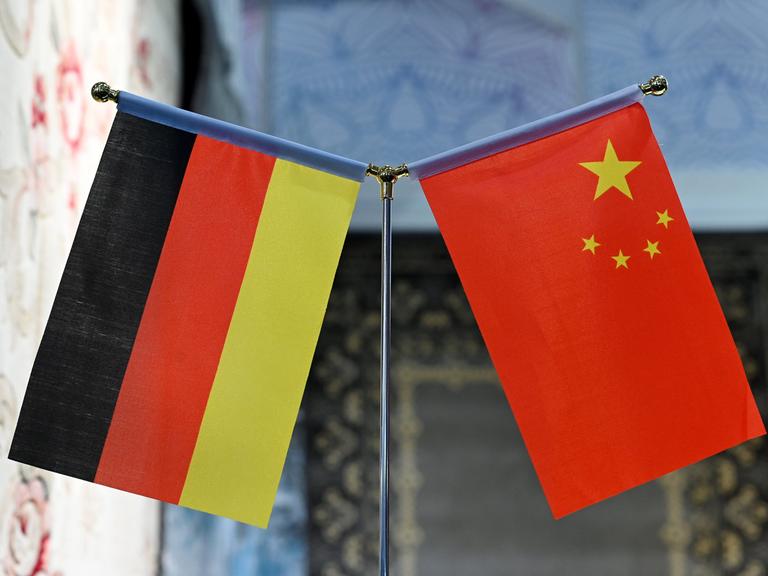 Die deutsche und die chinesische Fahne hängen nebeneinander.