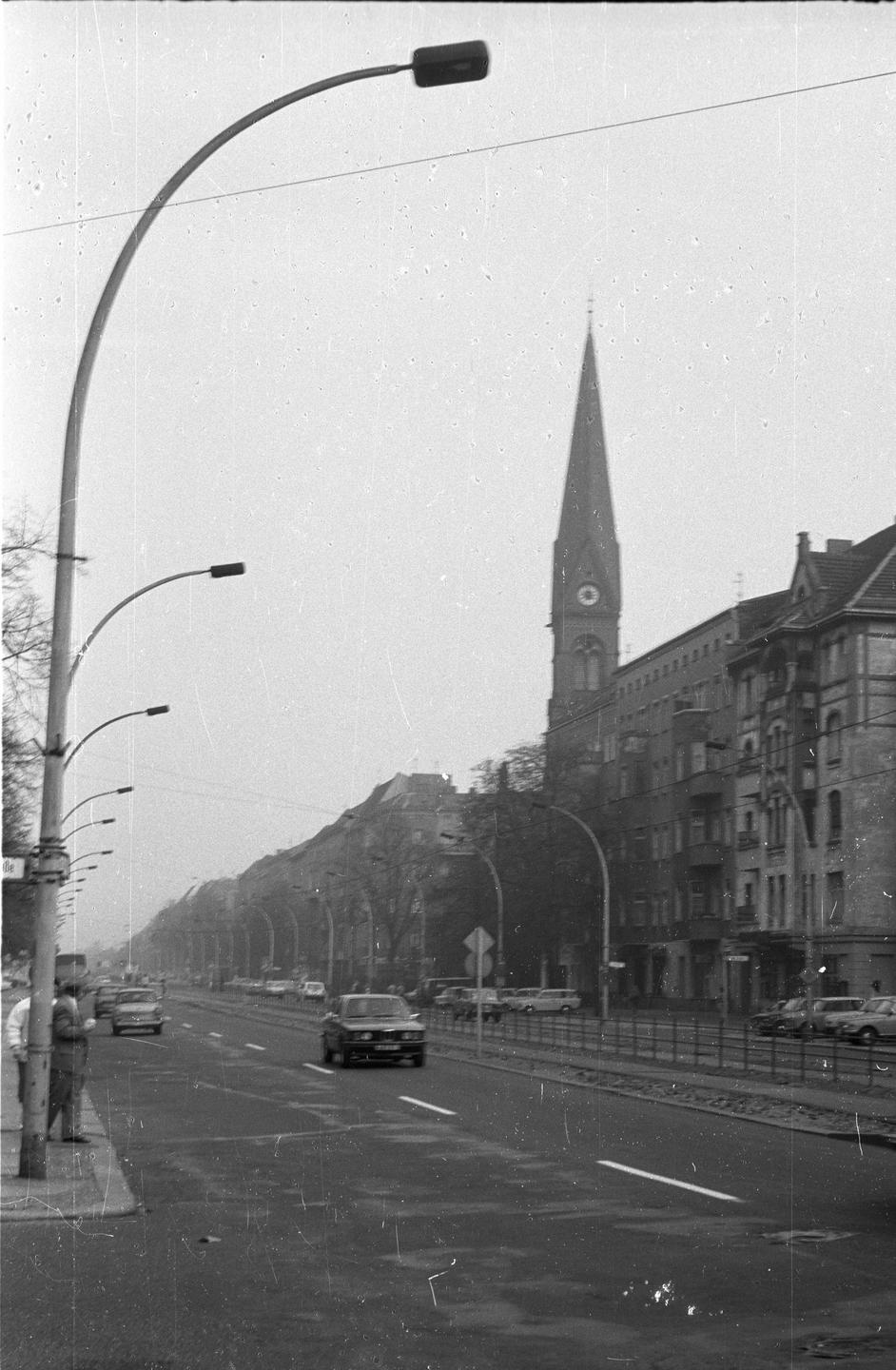 Prenzlauer Allee mit der Immanuelkirche in Berlin-Prenzlauer Berg (Schwarzweißbild)