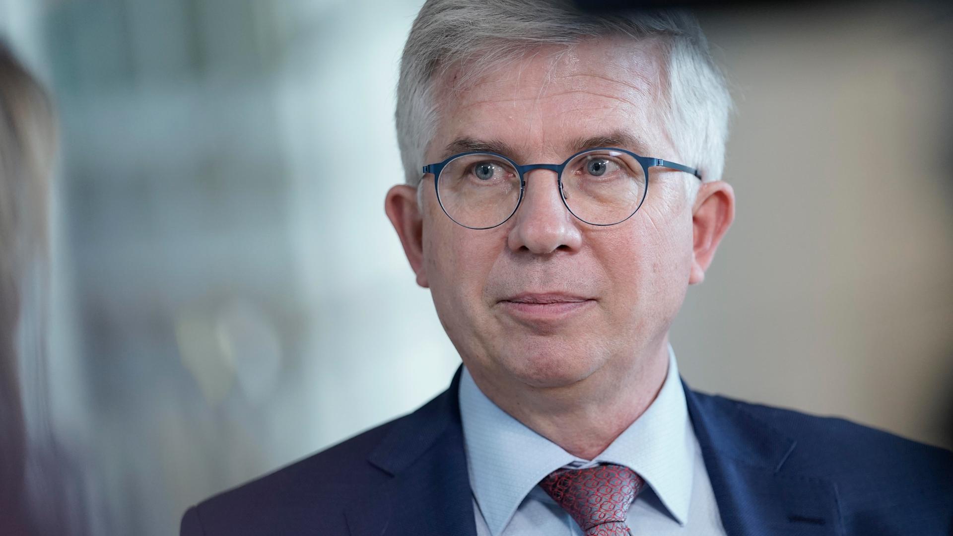 Prof. Dr. Andrew Ullmann (FDP) im Porträt, aufgenommen am 11.11.2021 im Deutschen Bundestag in Berlin Prof. Dr. Andrew Ullmann (FDP) im Porträt, aufgenommen am 11.11.2021 im Deutschen Bundestag in Berlin