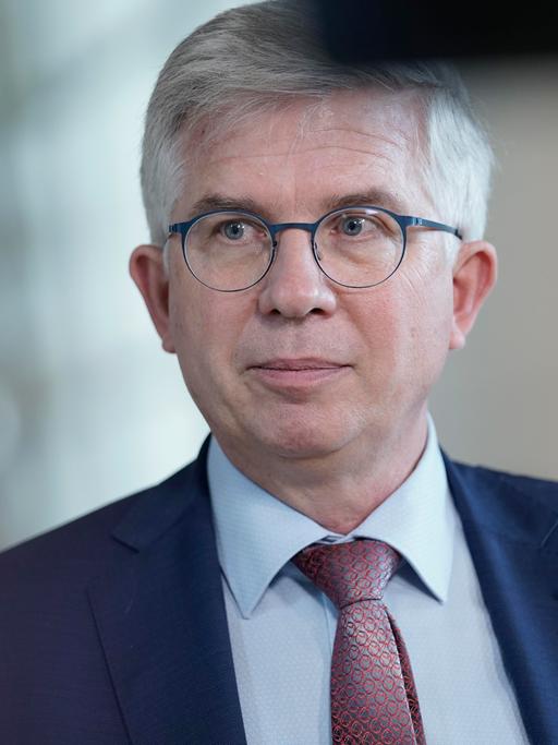 Prof. Dr. Andrew Ullmann (FDP) im Porträt, aufgenommen am 11.11.2021 im Deutschen Bundestag in Berlin
