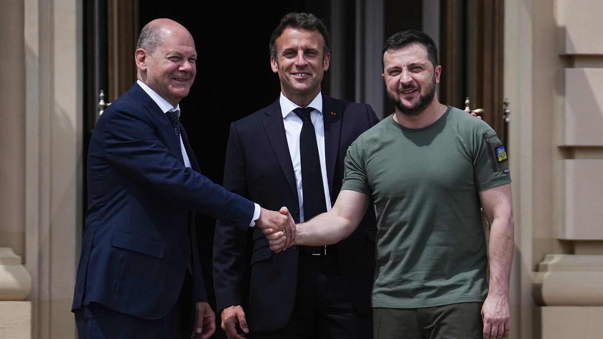 Wolodymyr Selenskyj (r), Präsident der Ukraine, begrüßt Bundeskanzler Olaf Scholz (l, SPD) und Emmanuel Macron (M), Präsident von Frankreich. Wolodymyr Selenskyj (r), Präsident der Ukraine, begrüßt Bundeskanzler Olaf Scholz (l, SPD) und Emmanuel Macron (M), Präsident von Frankreich.