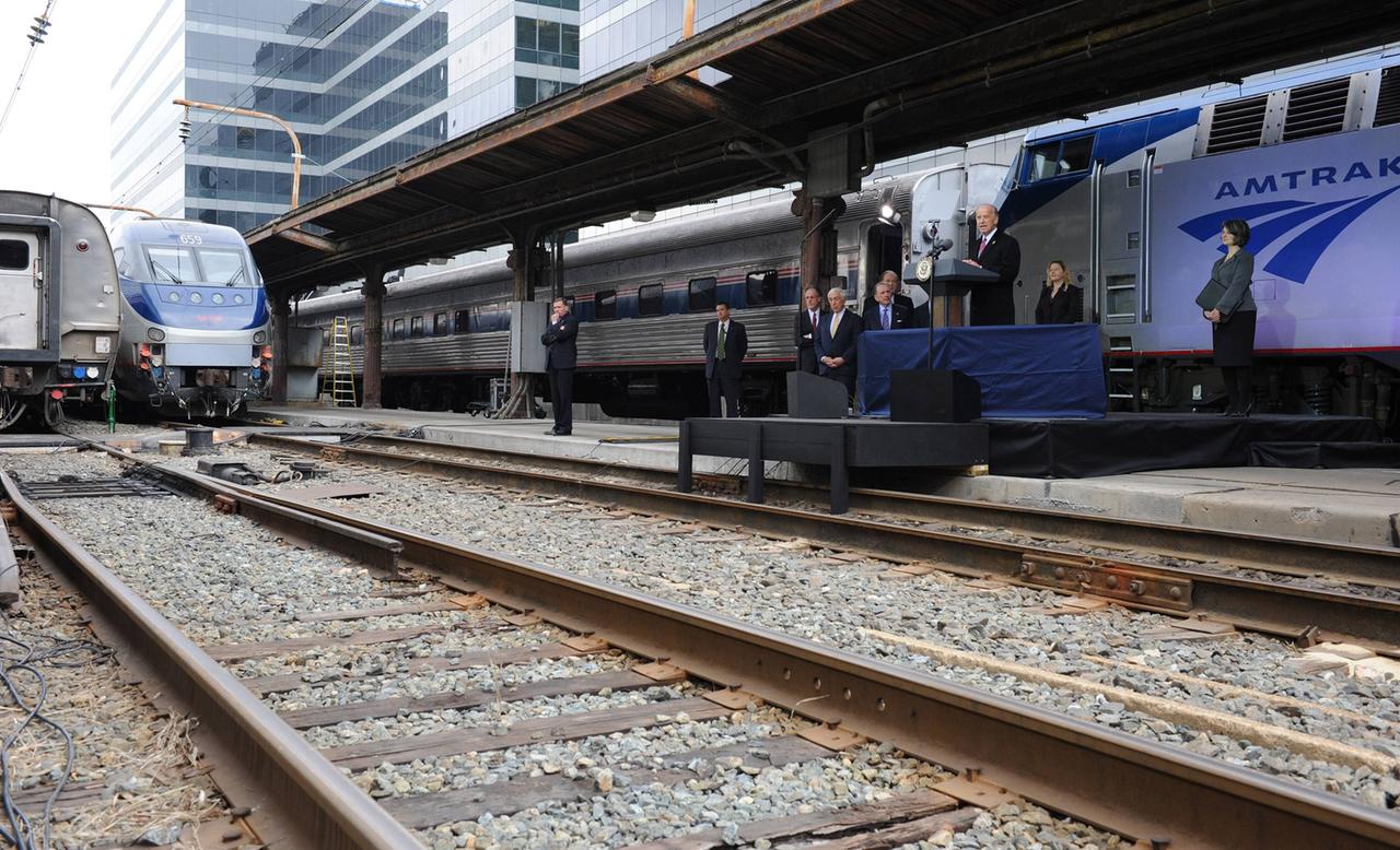 Joe Biden (vorn) 2009 noch als Vizepräsident anlässlich der Bekanntgabe der Unterstützung für Amtrak aus dem staatlichen Konjunkturpaket in Washington Joe Biden (vorn) 2009 noch als Vizepräsident anlässlich der Bekanntgabe der Unterstützung für Amtrak aus dem staatlichen Konjunkturpaket in Washington