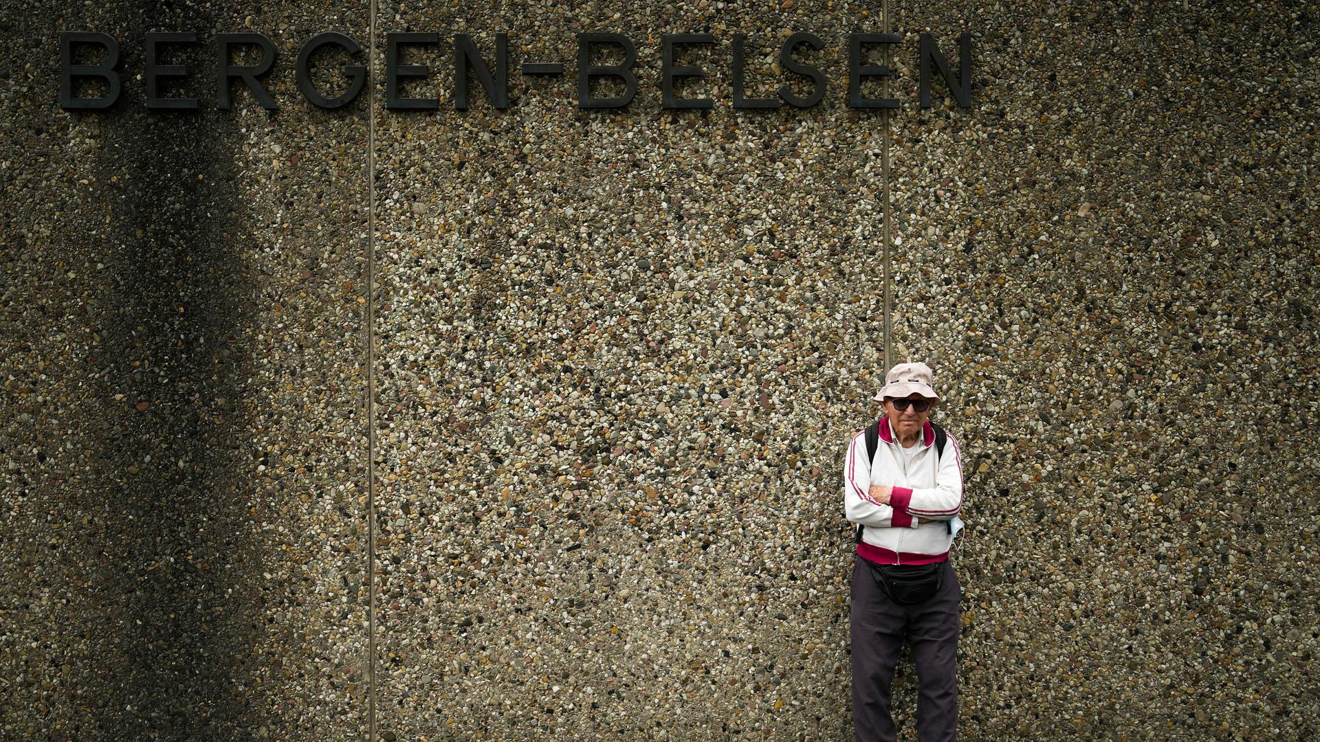 Shaul Ladany steht am Eingang des Konzentrationslagers Bergen-Belsen