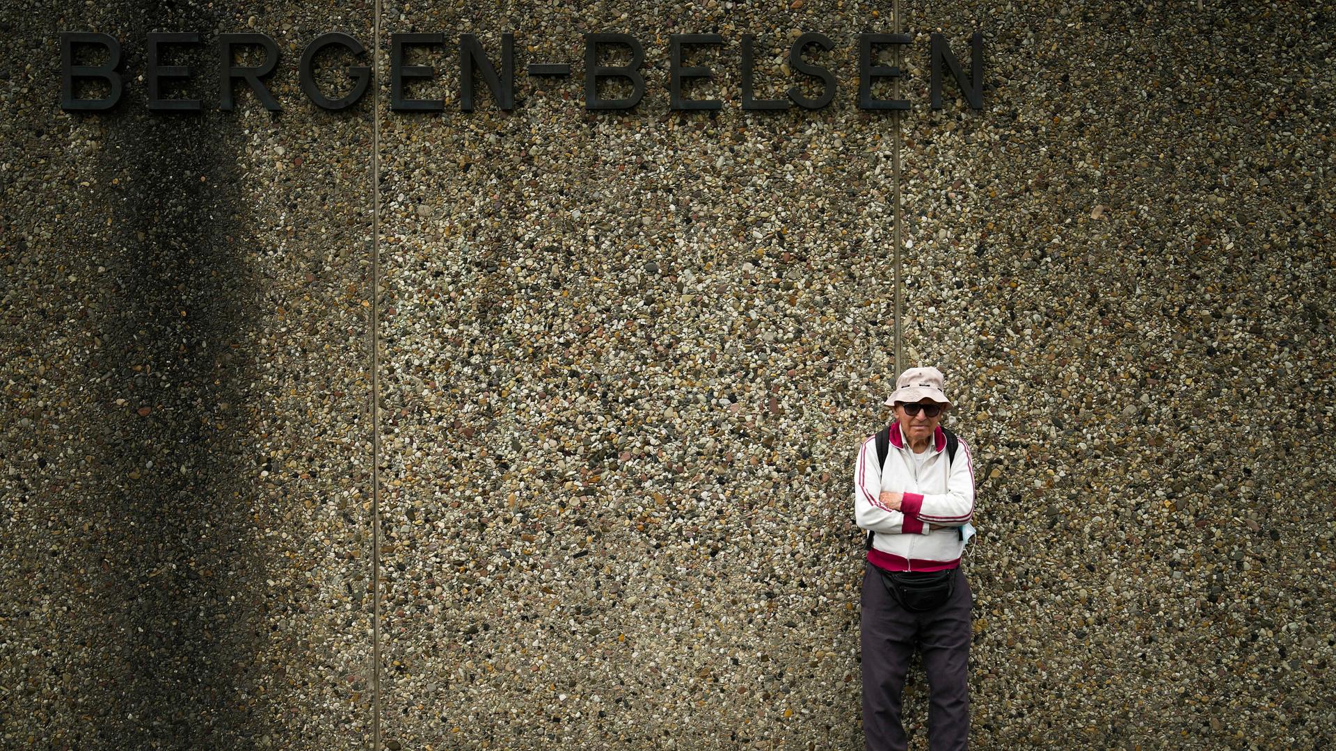 Shaul Ladany steht am Eingang des Konzentrationslagers Bergen-Belsen Shaul Ladany steht am Eingang des Konzentrationslagers Bergen-Belsen