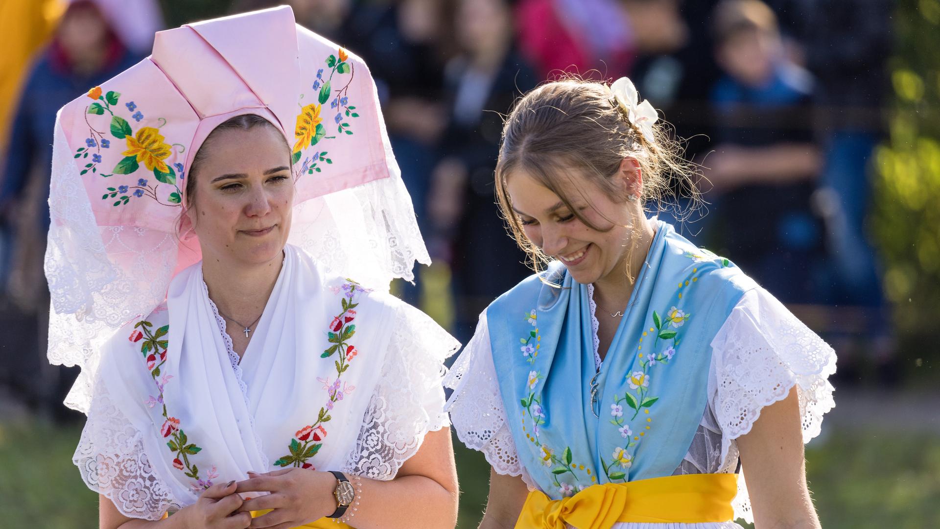 Junge Frauen in sorbisch/wendischen Trachten beim traditionellen SuperKokot – dem Super-Hahnrupfen im September 2022 in Brandenburg. Junge Frauen in sorbisch/wendischen Trachten beim traditionellen SuperKokot – dem Super-Hahnrupfen im September 2022 in Brandenburg.
