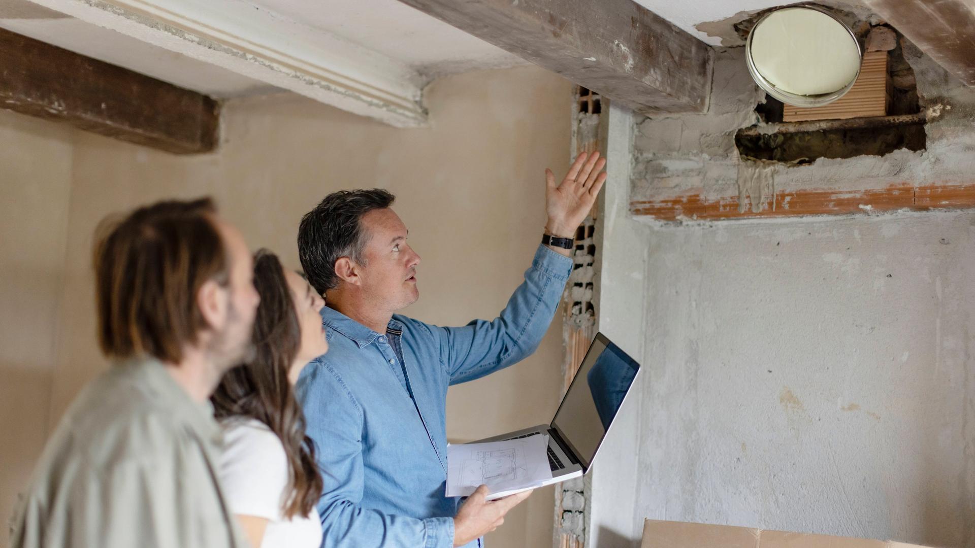 Heizungsmonteur berät Kunden