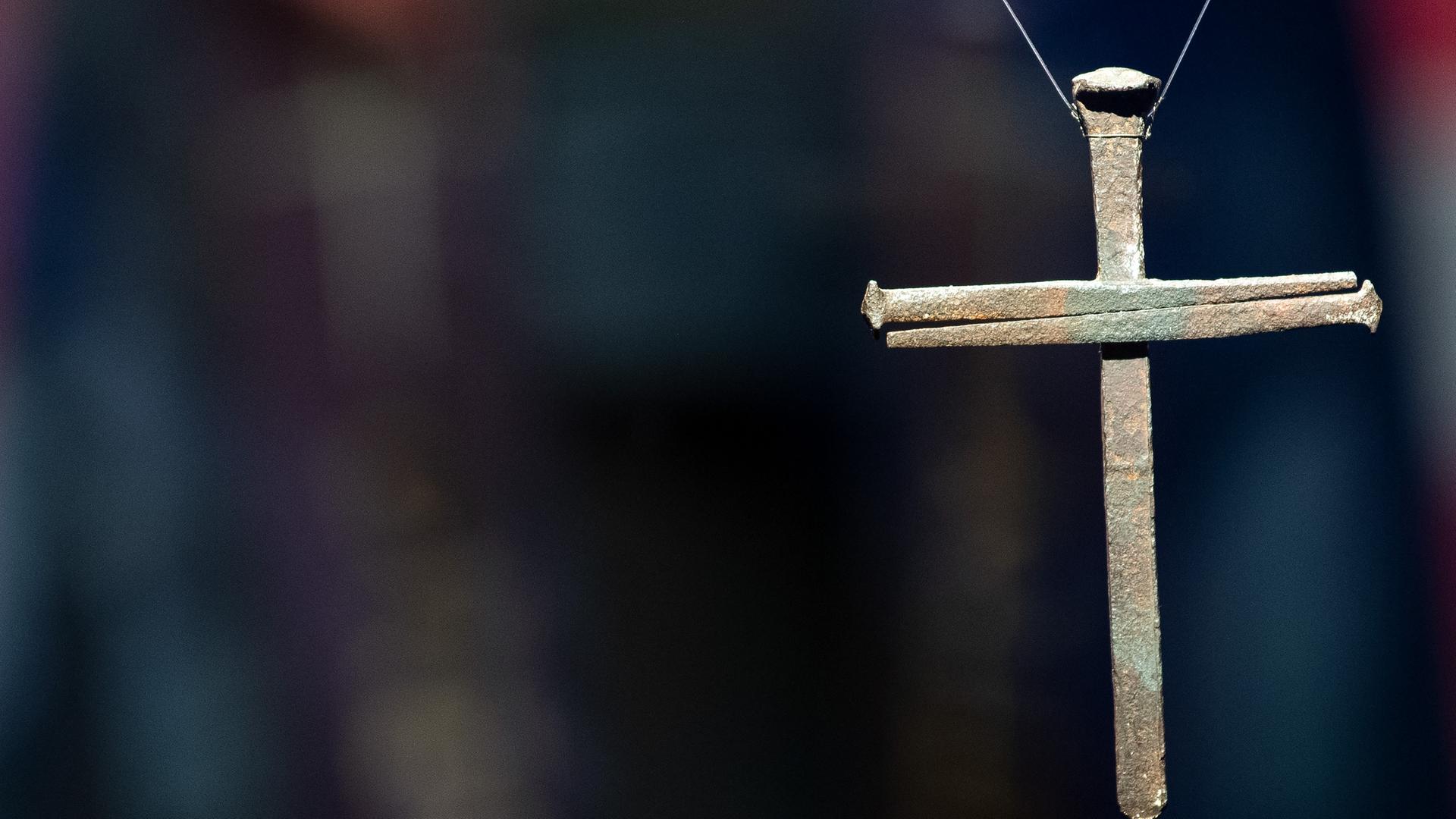 Ein Kreuz zusammengesetzt aus Nägeln. Es sind Nägel, die aus der Kathedrale in Coventry stammen. Die Kirche wurde im zweiten Weltkrieg stark zerstört. Das Kreuz hängt in einer Vitrine. Ein Kreuz zusammengesetzt aus Nägeln. Es sind Nägel, die aus der Kathedrale in Coventry stammen. Die Kirche wurde im zweiten Weltkrieg stark zerstört. Das Kreuz hängt in einer Vitrine.