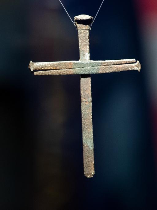 Ein Kreuz zusammengesetzt aus Nägeln. Es sind Nägel, die aus der Kathedrale in Coventry stammen. Die Kirche wurde im zweiten Weltkrieg stark zerstört. Das Kreuz hängt in einer Vitrine.