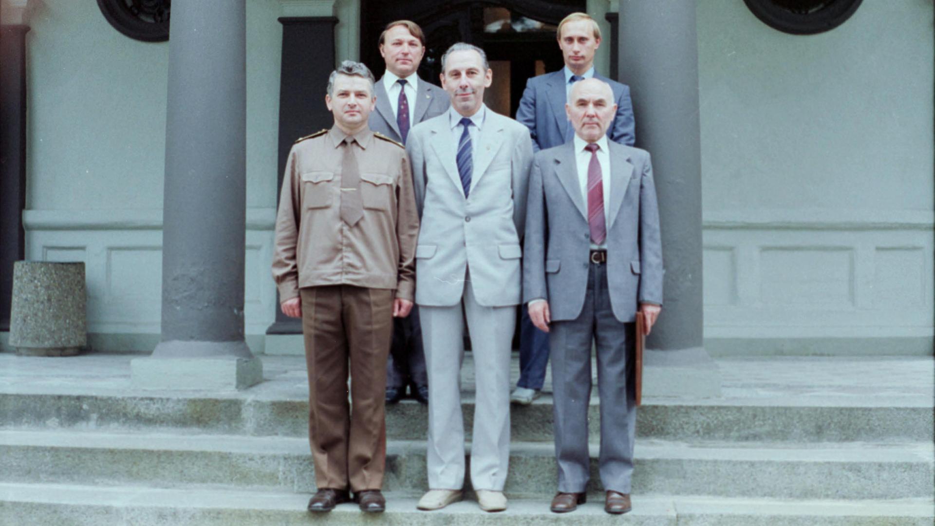 Stasi-Verbindungsmann Hardi Anders (M.) mit Putin und dessen Chef Lasar Matwejew (v.r.) Stasi-Verbindungsmann Hardi Anders (M.) mit Putin und dessen Chef Lasar Matwejew (v.r.)