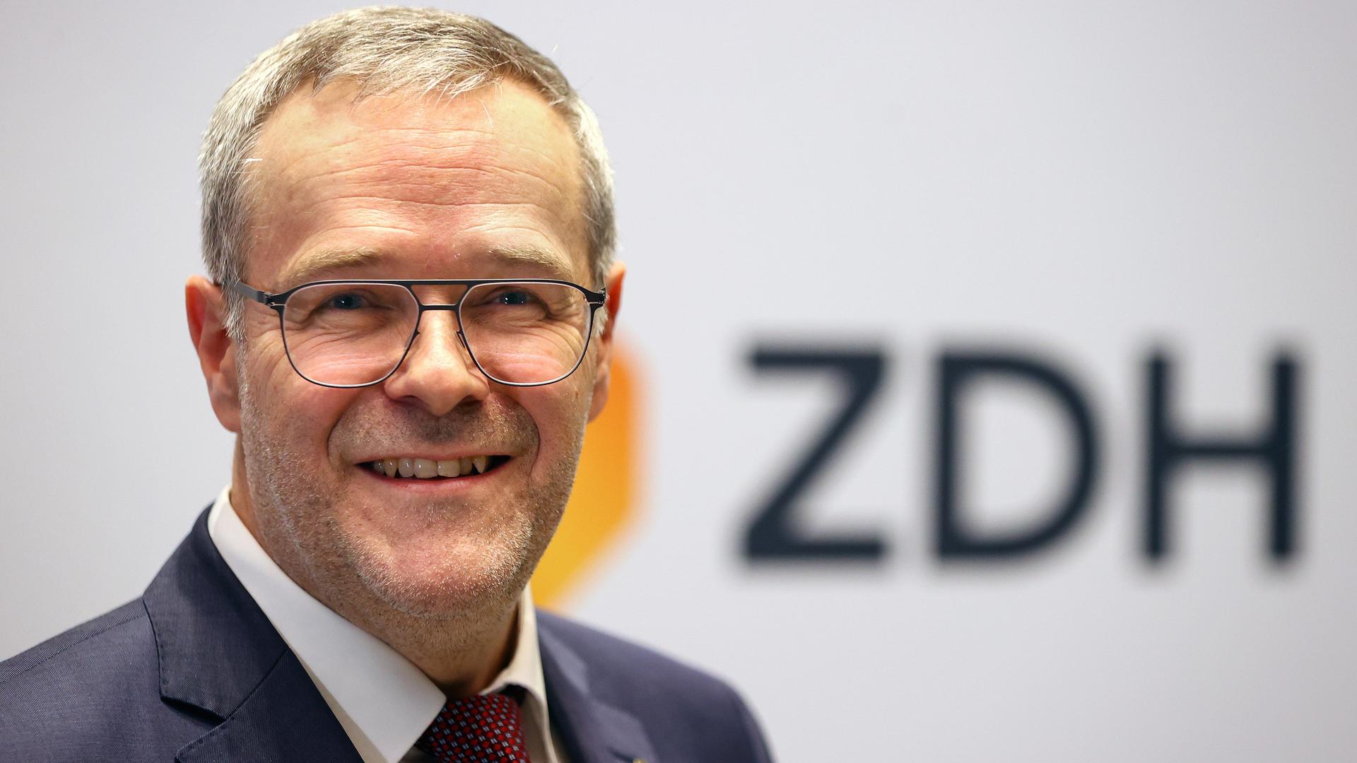 ZDH-Präsident Dittrich - Staatszuschuss für Führerschein bei Azubis auf dem Land vorgeschlagen