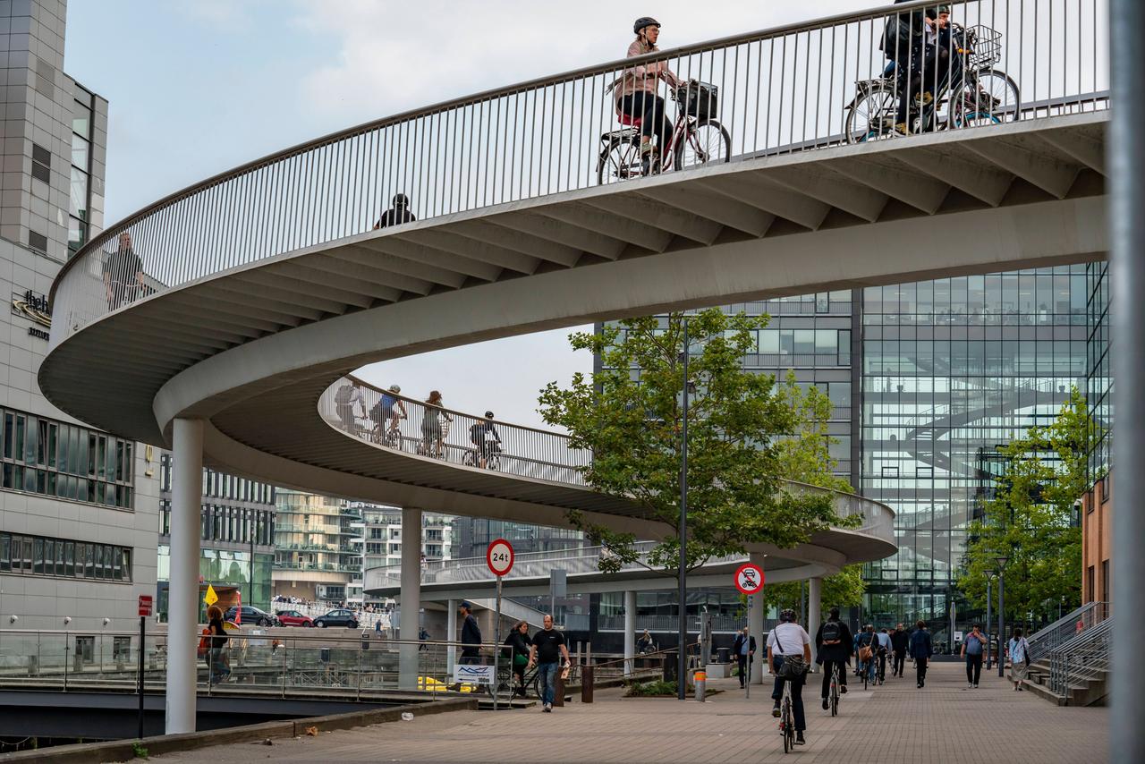 Radfahrer auf der Fahrradbrücke Cykelslangen, am Einkaufscenter Fisketorvet in Kopenhagen Radfahrer auf der Fahrradbrücke Cykelslangen, am Einkaufscenter Fisketorvet in Kopenhagen
