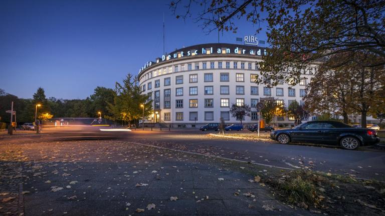 Frontalansicht auf das Deutschlandradio-Funkhaus in Berlin bei Nacht. Frontalansicht auf das Deutschlandradio-Funkhaus in Berlin bei Nacht.