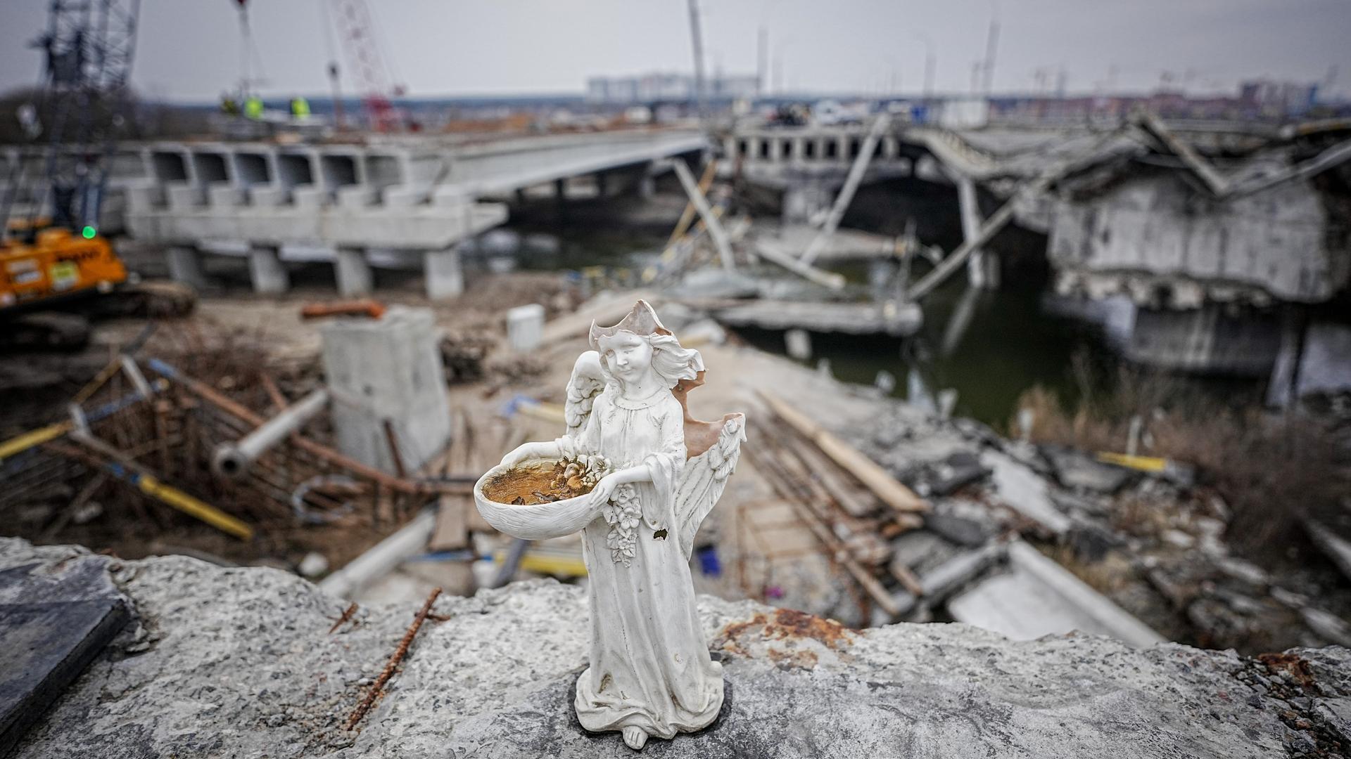 Ein gebrochener Engel steht auf der kriegszerstörten Brücke an der Irpin-Hauptverkehrsstraße bei Kiew. Der Wiederaufbau der Brücke ist in vollem Gange.