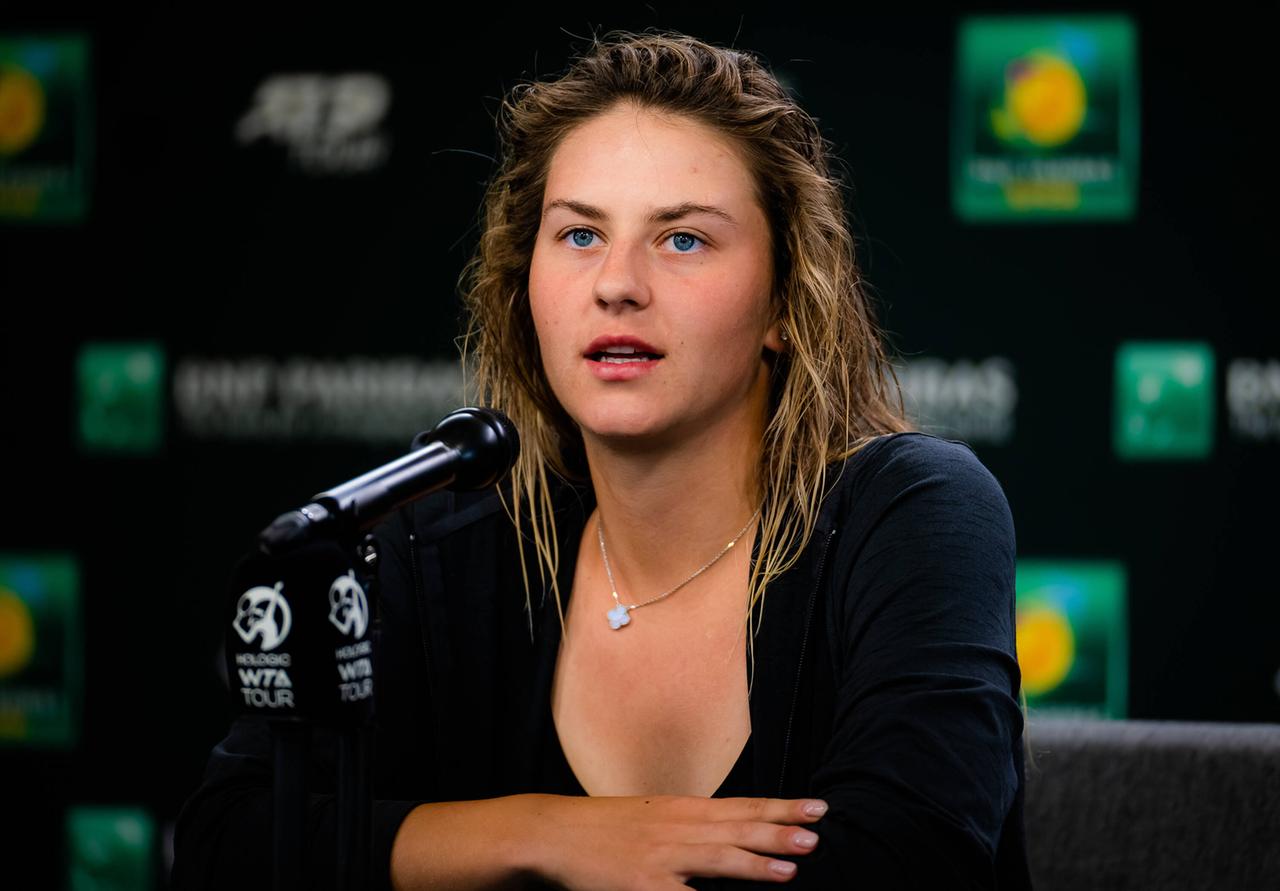 Ukrainische Tennisspielerin Marta Kostyuk spricht in ein Mikrofon. Ukrainische Tennisspielerin Marta Kostyuk spricht in ein Mikrofon.