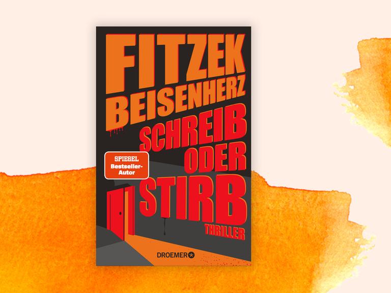 Auf dem Buchumschlag des Thrillers "Schreib oder stirb" von Sebastian Fitzek und Micky Beisenherz sind in oranger und roter Schrift bildfüllend Namen und Titel zu lesen. Daruter fällt durch eine geöffnete rote Tür ein oranger Lichtschein.