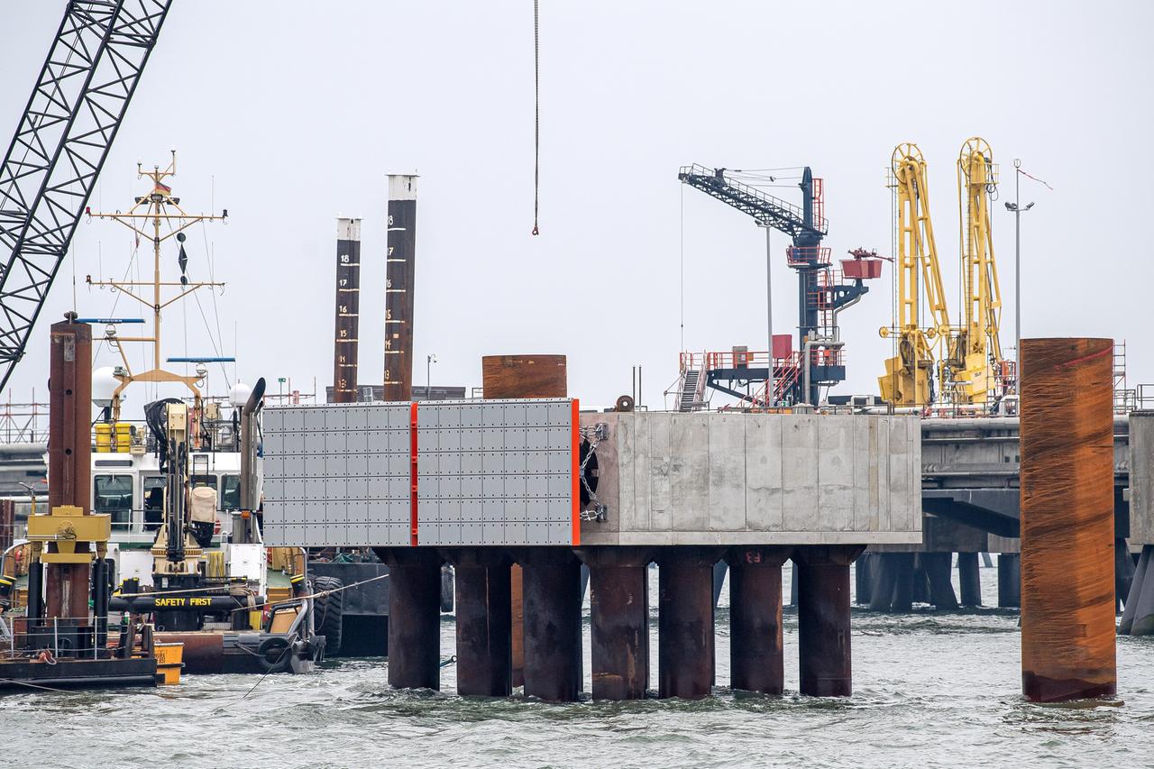 Bauarbeiten an den neu gebauten Anlegedalben für das zukünftigen Importterminal für Flüssigerdgas (LNG) in Wilhelmshaven. Bauarbeiten an den neu gebauten Anlegedalben für das zukünftigen Importterminal für Flüssigerdgas (LNG) in Wilhelmshaven.