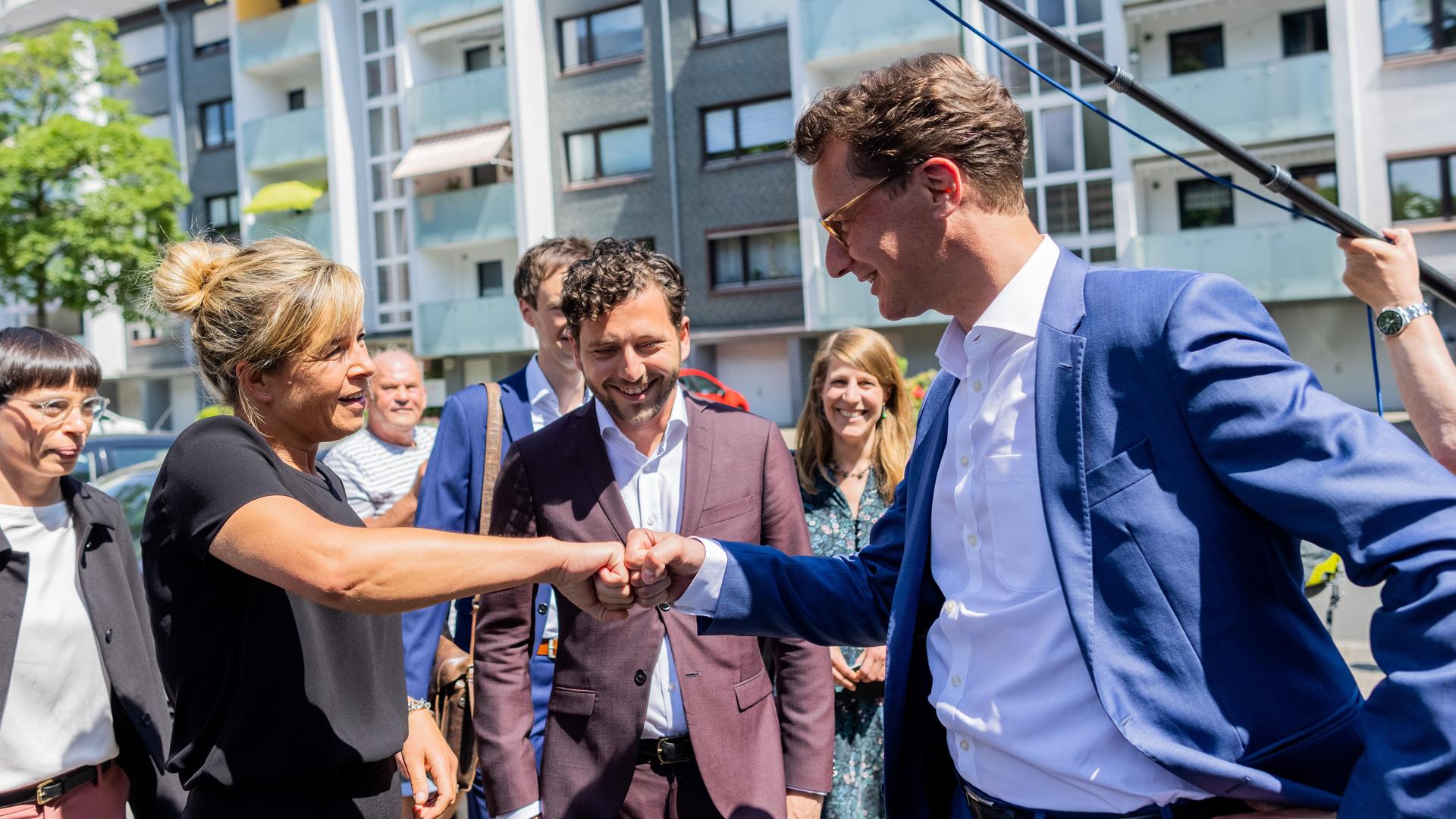 Ministerpräsident Wüst (CDU) und Grünen-Spitzenkandidatin Neubaur begrüßen sich mit einem Faustgruß bei ersten Gesprächen in Düsseldorf