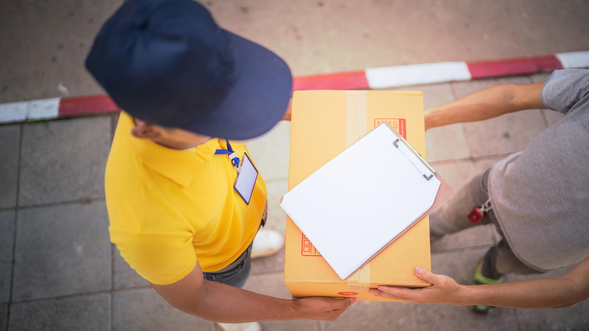 Im direkten Gespräch mit seiner Kundschaft begreift sich Paketzusteller Joël als Lebenshelfer. Zu sehen: Aufnahme von oben - ein Paketzusteller überreicht ein Paket. Im direkten Gespräch mit seiner Kundschaft begreift sich Paketzusteller Joël als Lebenshelfer. Zu sehen: Aufnahme von oben - ein Paketzusteller überreicht ein Paket.