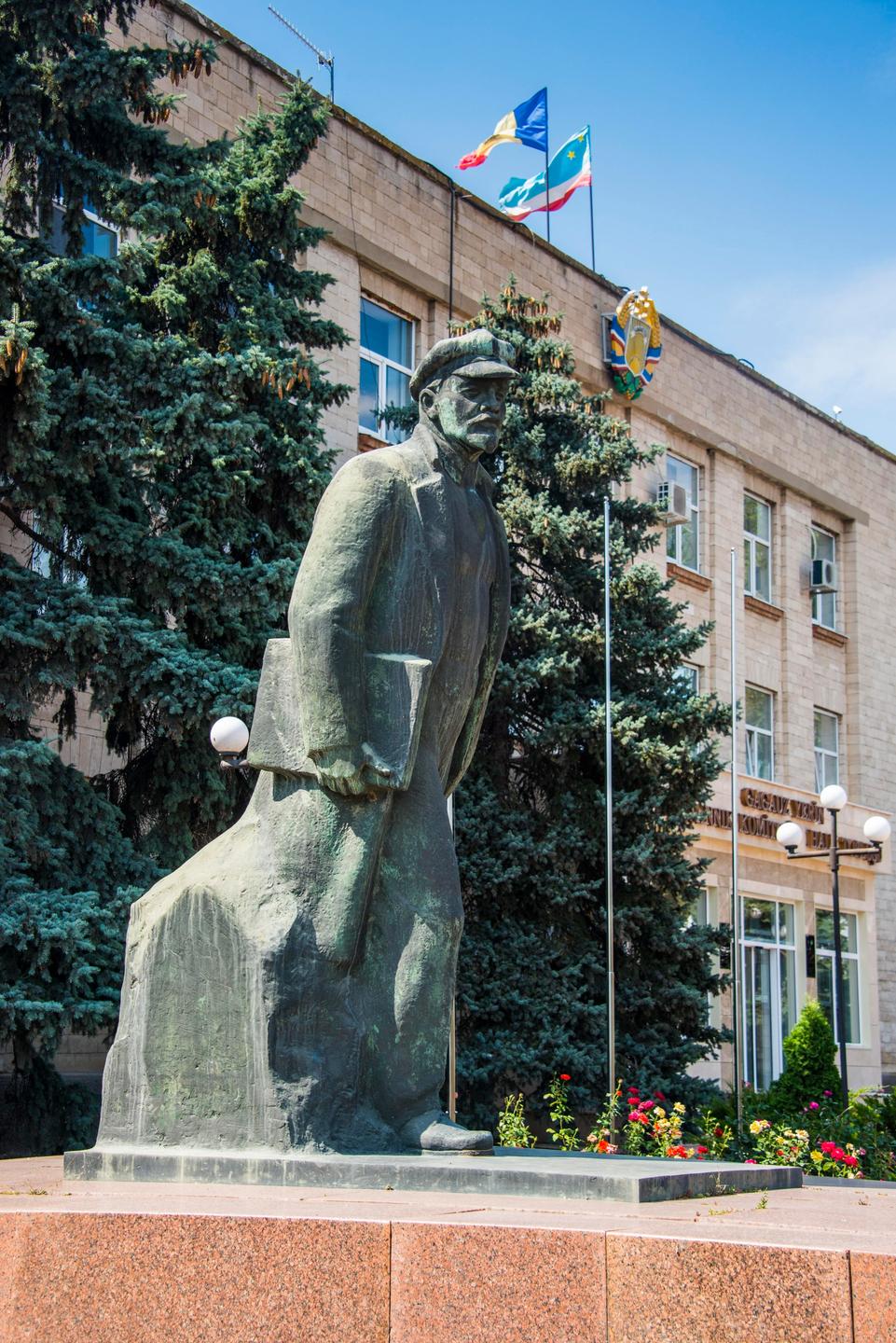 Lenin-Denkmal im Zentrum der Regionalhauptstadt Comrat im moldauischen Gaugasien Lenin-Denkmal im Zentrum der Regionalhauptstadt Comrat im moldauischen Gaugasien