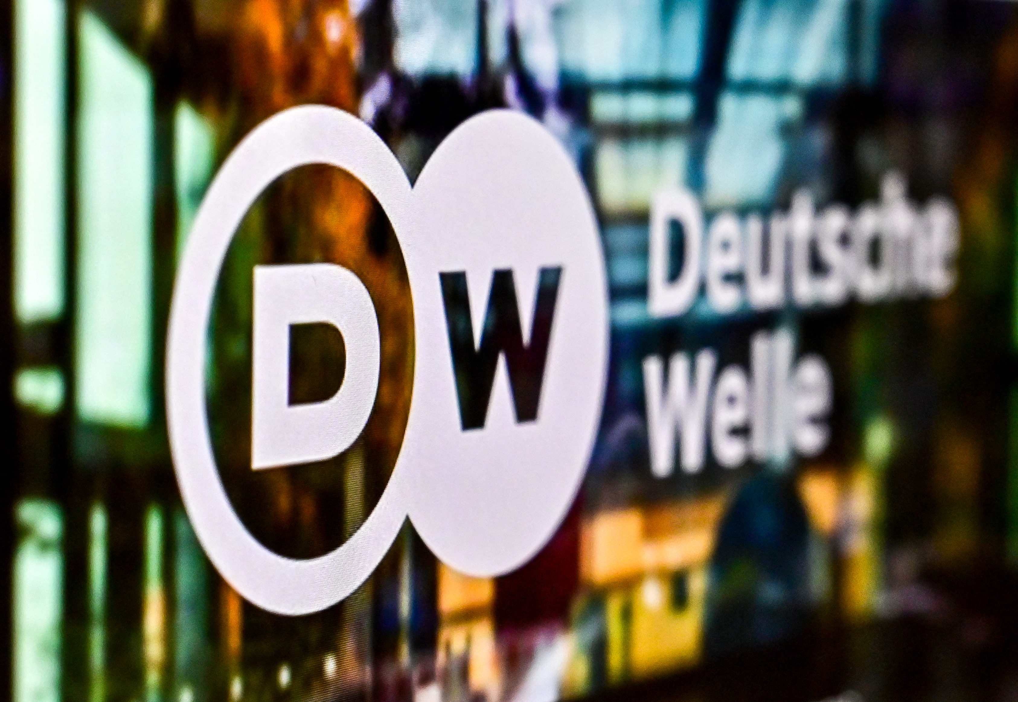 Немецкая волна новости ютуб. Deutsche Welle («немецкая волна»). Deutsche Welle логотип. DW Телеканал. DW логотип.