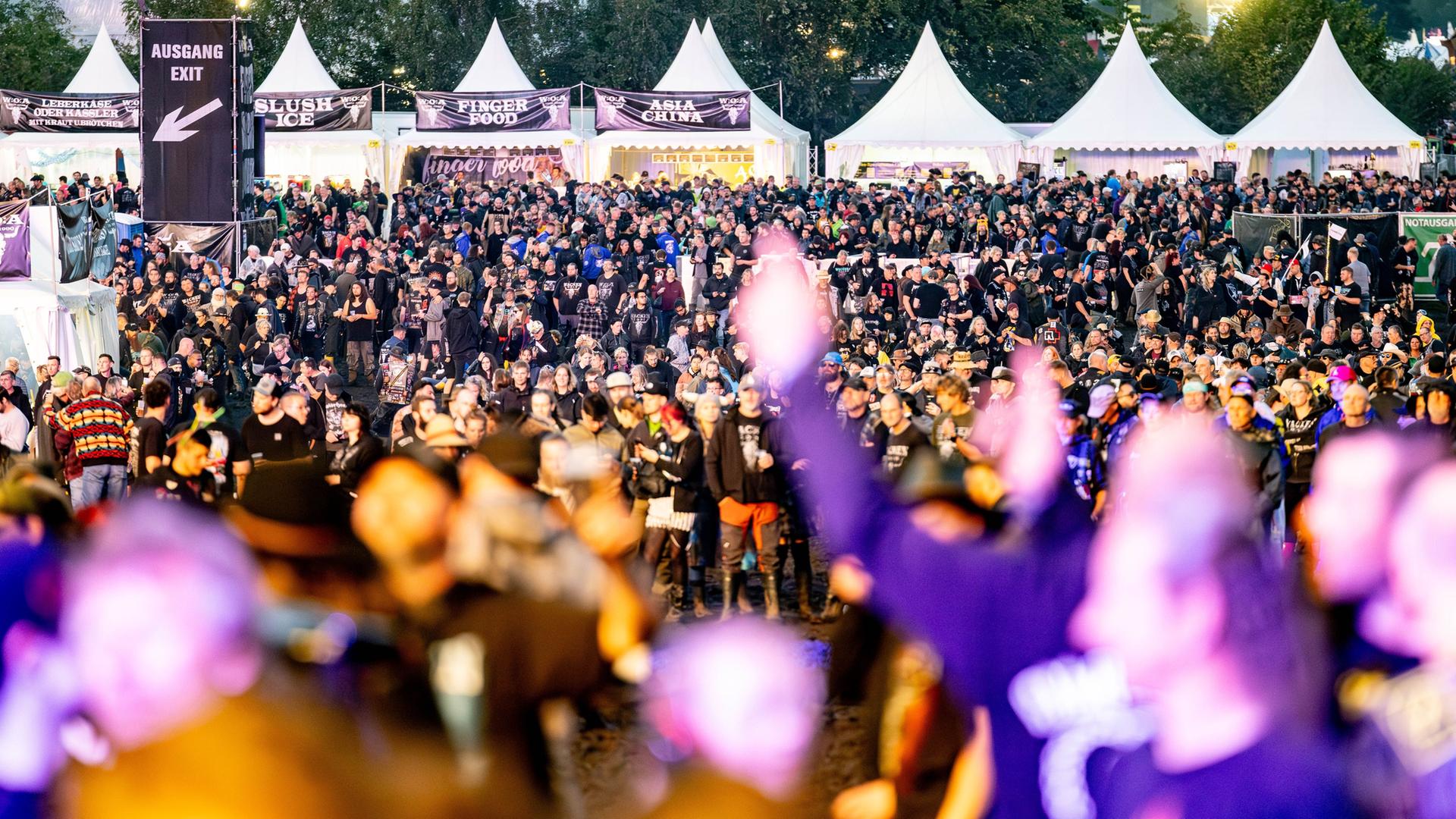 Wacken: Festivalbesucher bevölkern das Veranstaltungsgelände vor den Bühnen