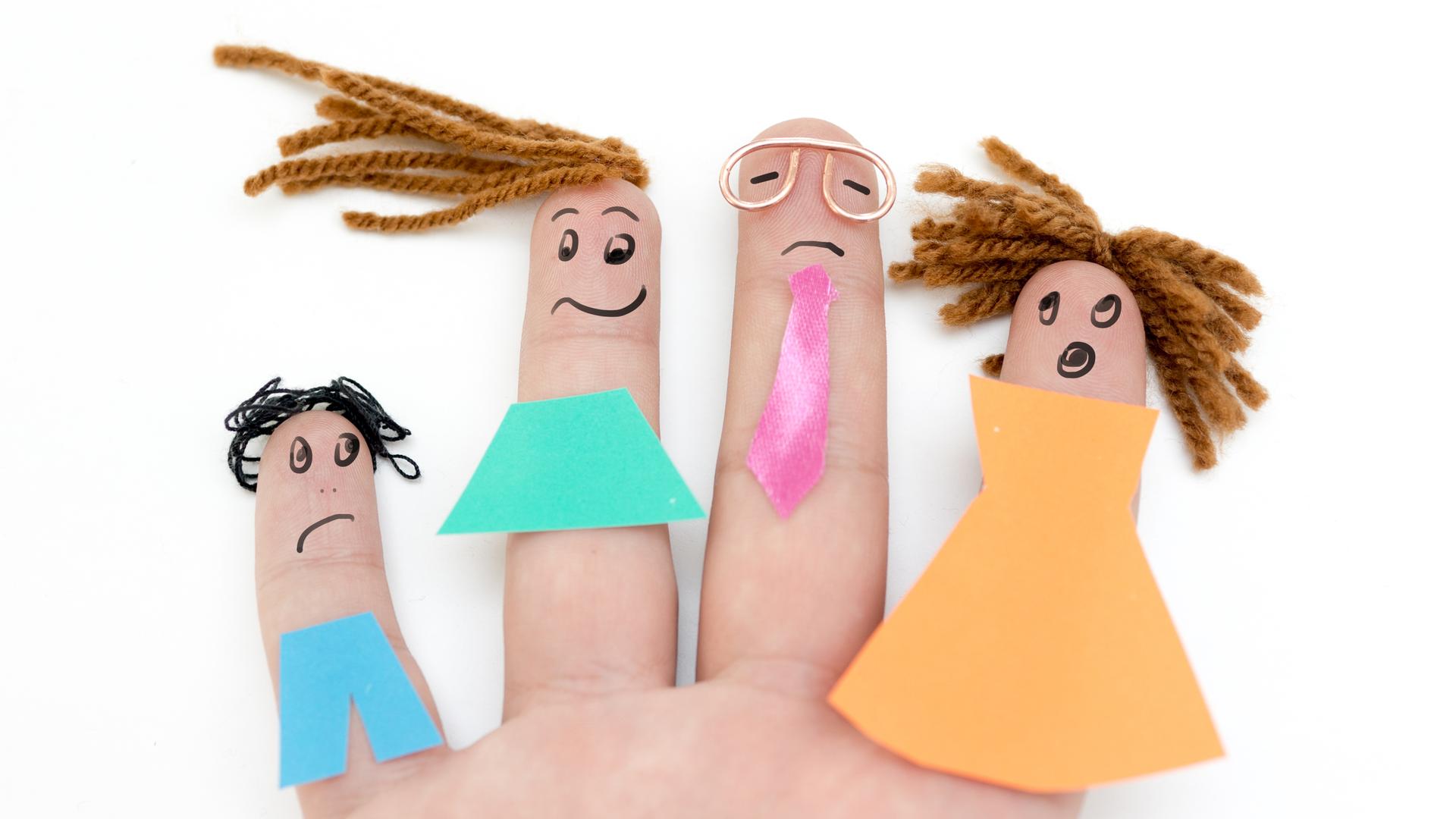 Eine Familie dargestellt mit einfachen Fingerpuppen. Eine Familie dargestellt mit einfachen Fingerpuppen.