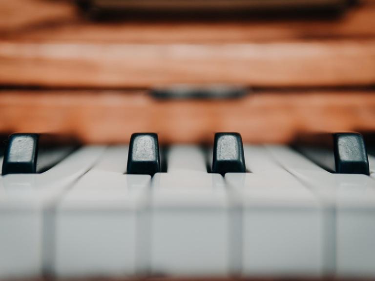 Blick auf die Tastatur eines Klavieres.