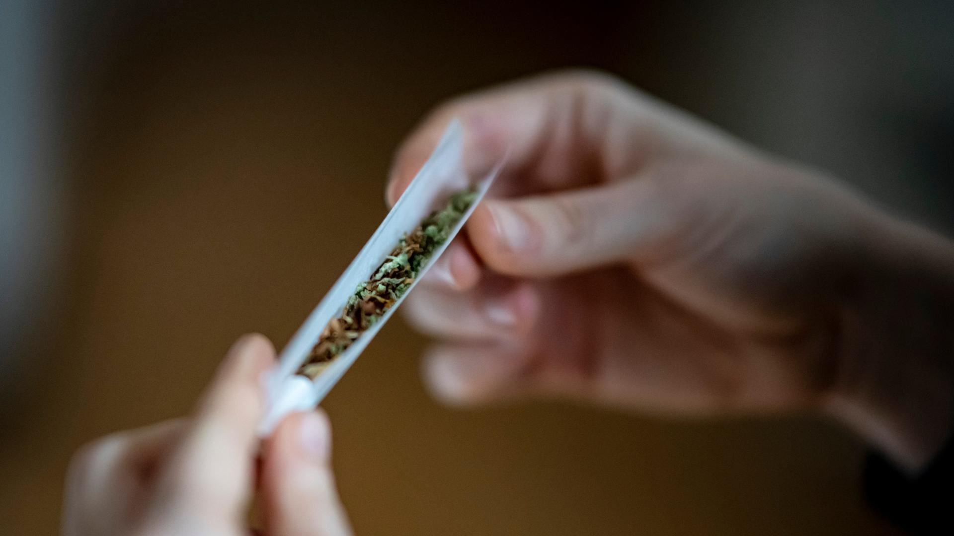 Eine Person dreht sich einen Joint.