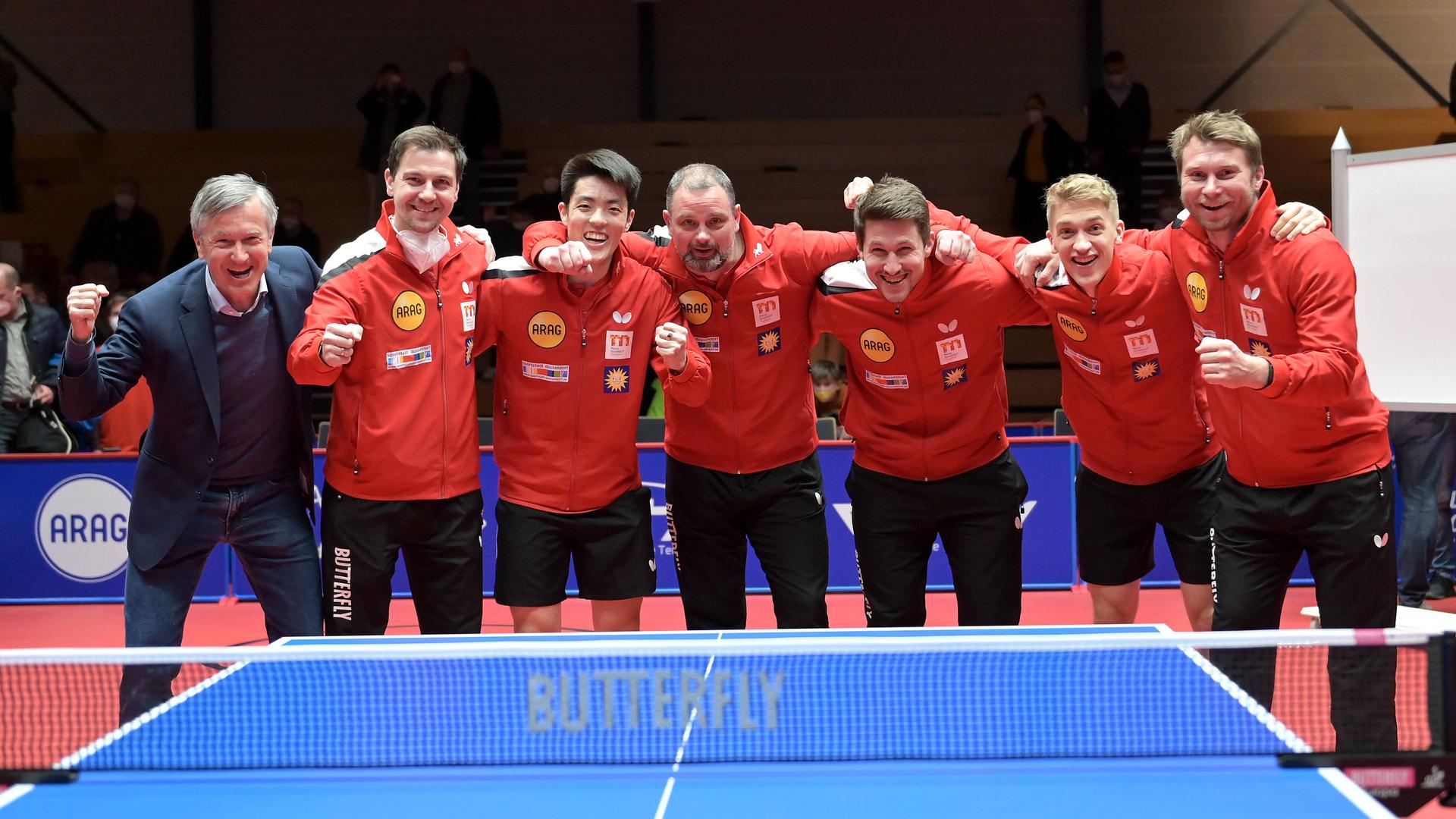 Die Spieler von Borussia Düsseldorf bejubeln den Einzu
g in das Finale der Tischtennis-Champions-League. Die Spieler von Borussia Düsseldorf bejubeln den Einzu
g in das Finale der Tischtennis-Champions-League.