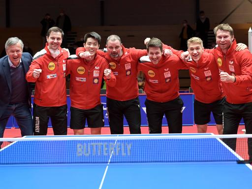 Die Spieler von Borussia Düsseldorf bejubeln den Einzu
g in das Finale der Tischtennis-Champions-League.