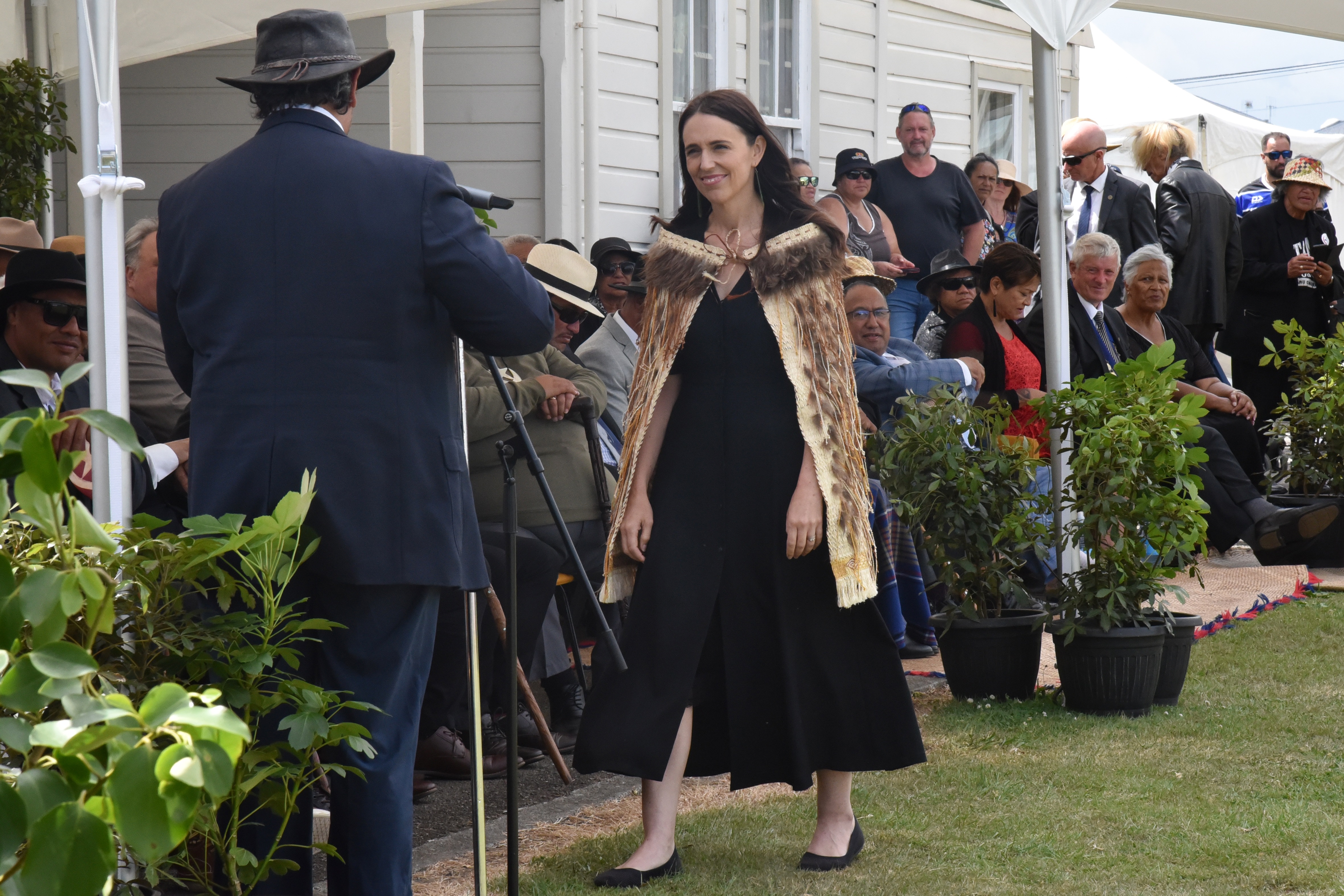 Scheidende Regierungschefin - Im Maori-Federmantel: Jacinda Ardern dankt Neuseeland