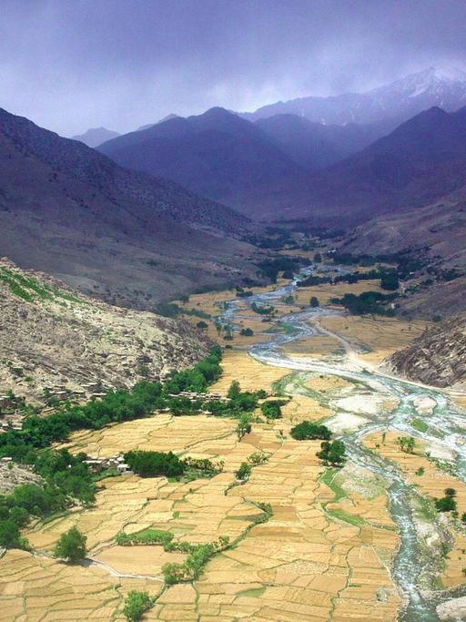 Die Gegend Nuristan in Afghanistan aus der Vogelperspektive aufgenommen mit Blick die Berge des Hindukusch.