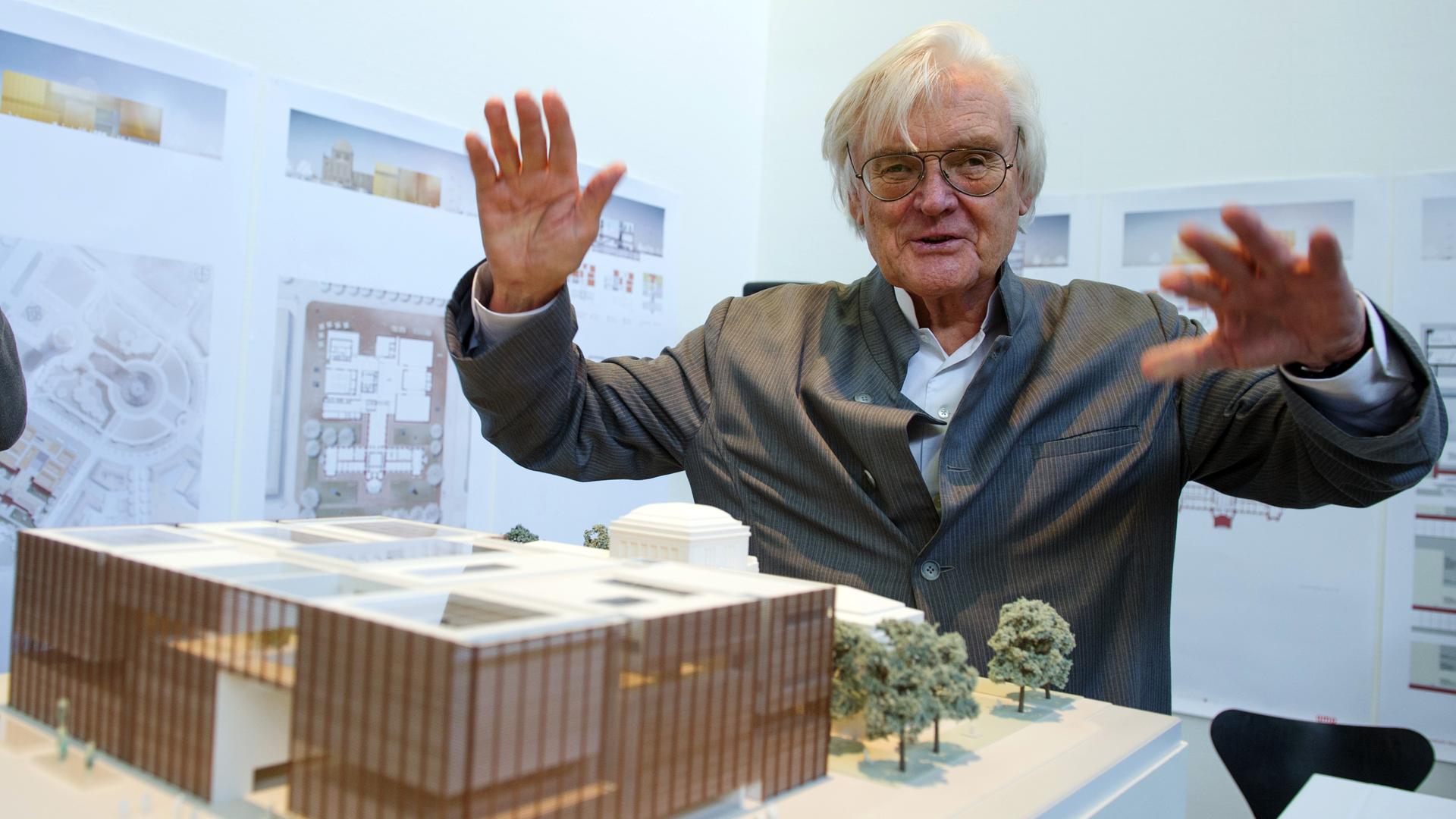 Der Architekt Meinhard von Gerkan erhebt die Hände wie ein Dirigent über einem Modell für dem Neubau der Kunsthalle Mannheim. Der Architekt Meinhard von Gerkan erhebt die Hände wie ein Dirigent über einem Modell für dem Neubau der Kunsthalle Mannheim.