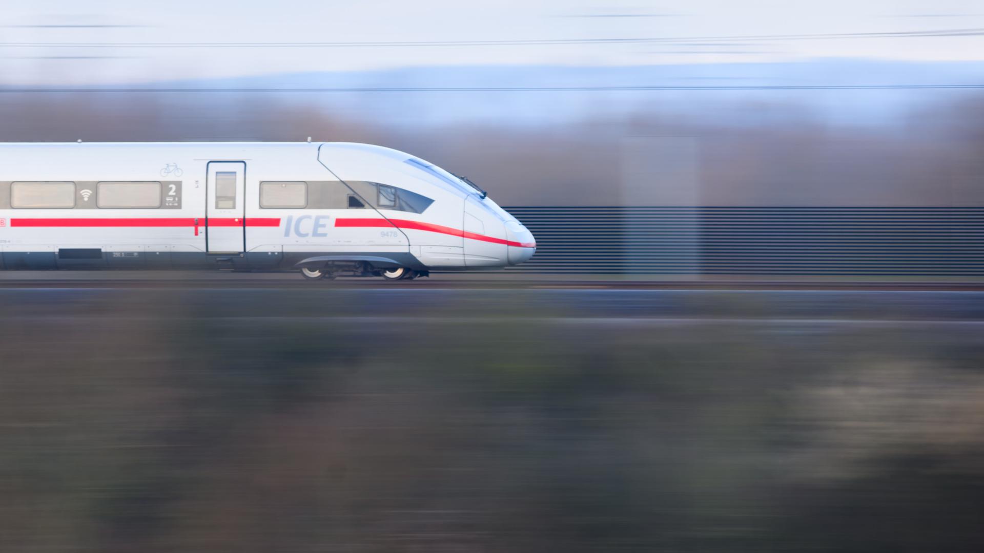 Ein ICE der Deutschen Bahn fährt über eine Bahn-Trasse (Aufnahme mit langer Verschlusszeit). Ein ICE der Deutschen Bahn fährt über eine Bahn-Trasse (Aufnahme mit langer Verschlusszeit).