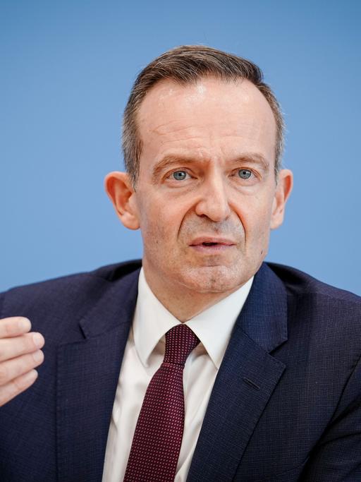 Volker Wissing (FDP), Bundesminister für Verkehr und Digitales, stellt den Masterplan zur Ladeinfrastruktur im Haus der Bundespressekonferenz vor.