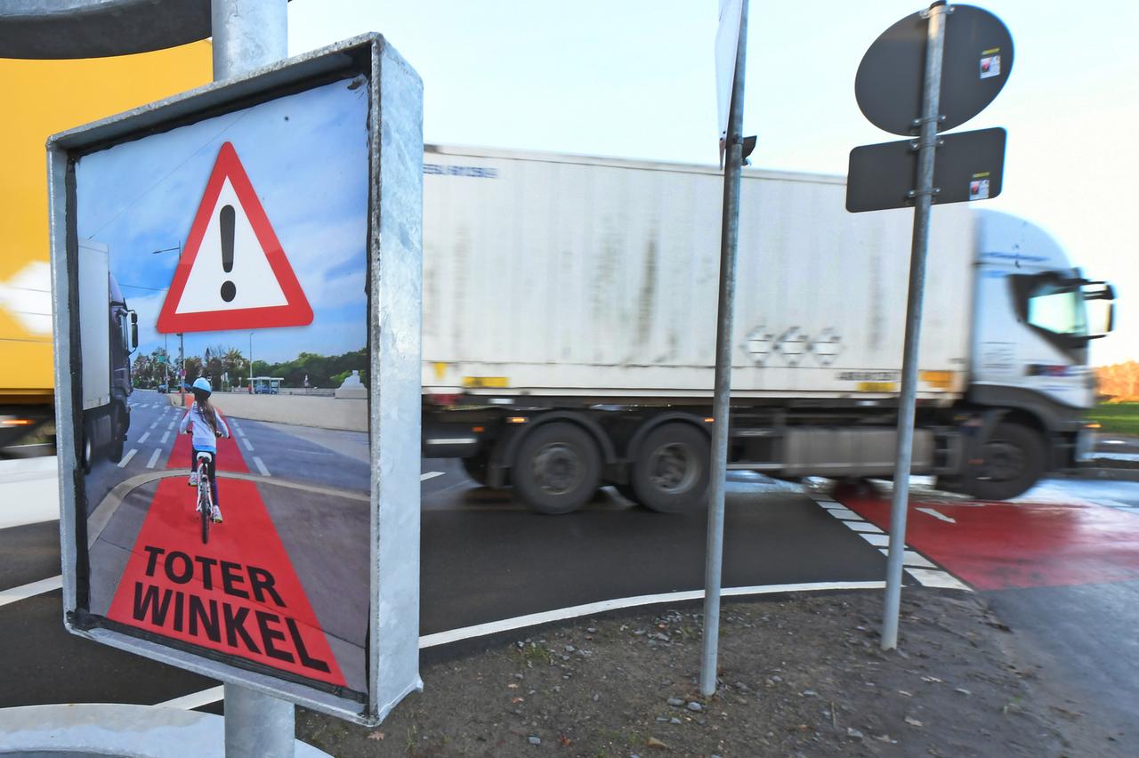 Abbiege- und Notbrems-Assistenten für Lkw Abbiege- und Notbrems-Assistenten für Lkw