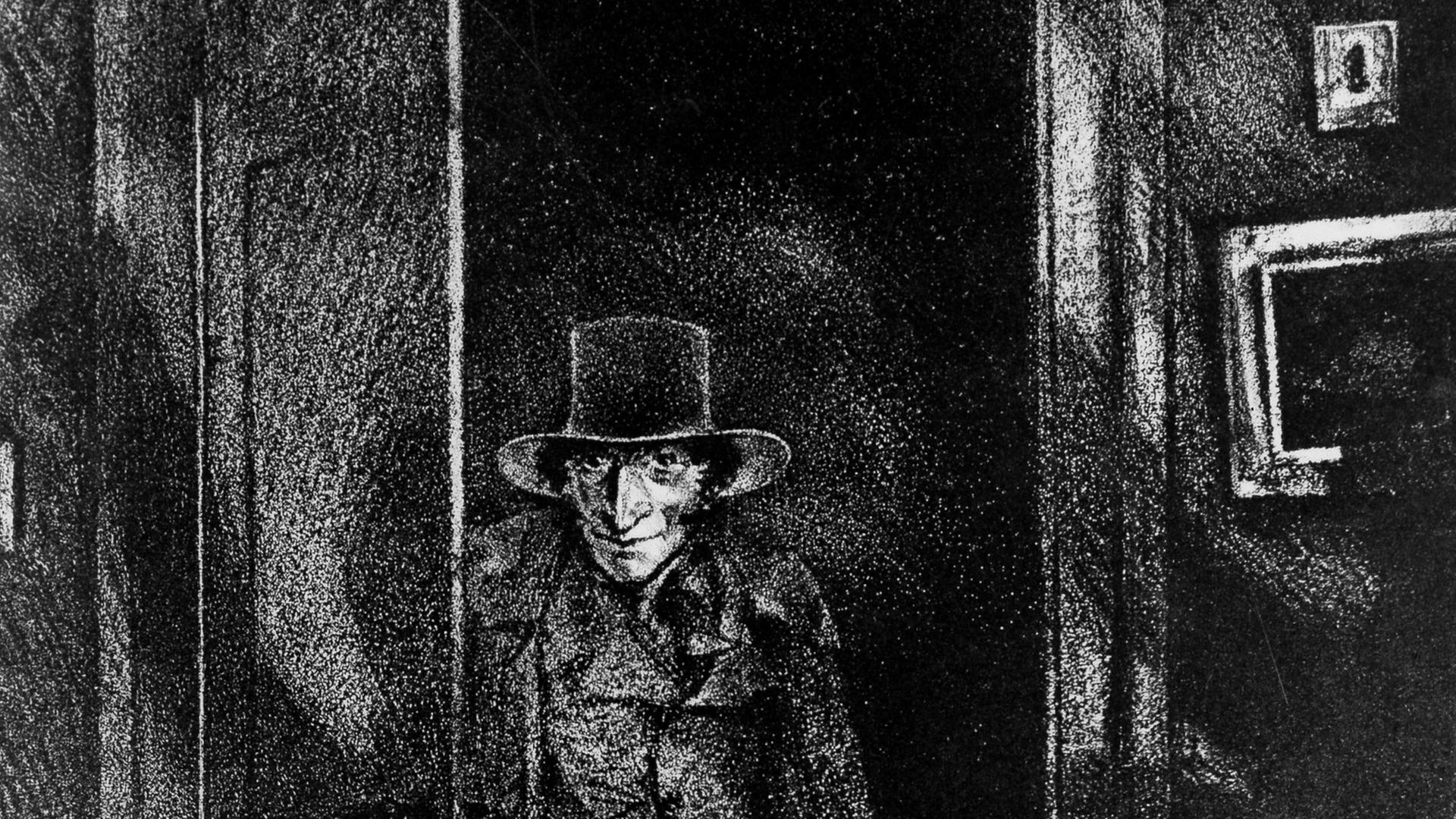 Eine düstere Lithografie von Hugo Steiner-Prag mit der Darstellung E.T.A. Hoffmanns als einem Mann, der mit Umhang und einem Zylinder auf dem Kopf durch eine Tür kommt, um 1800. Eine düstere Lithografie von Hugo Steiner-Prag mit der Darstellung E.T.A. Hoffmanns als einem Mann, der mit Umhang und einem Zylinder auf dem Kopf durch eine Tür kommt, um 1800.