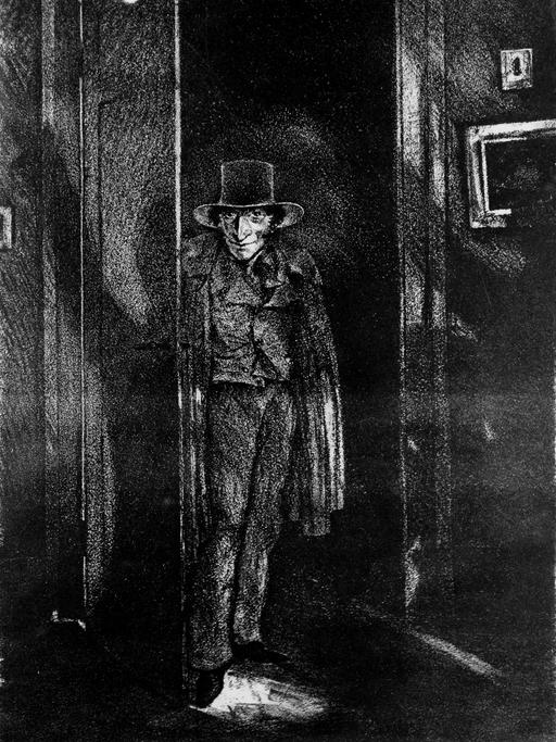 Eine düstere Lithografie von Hugo Steiner-Prag mit der Darstellung E.T.A. Hoffmanns als einem Mann, der mit Umhang und einem Zylinder auf dem Kopf durch eine Tür kommt, um 1800.