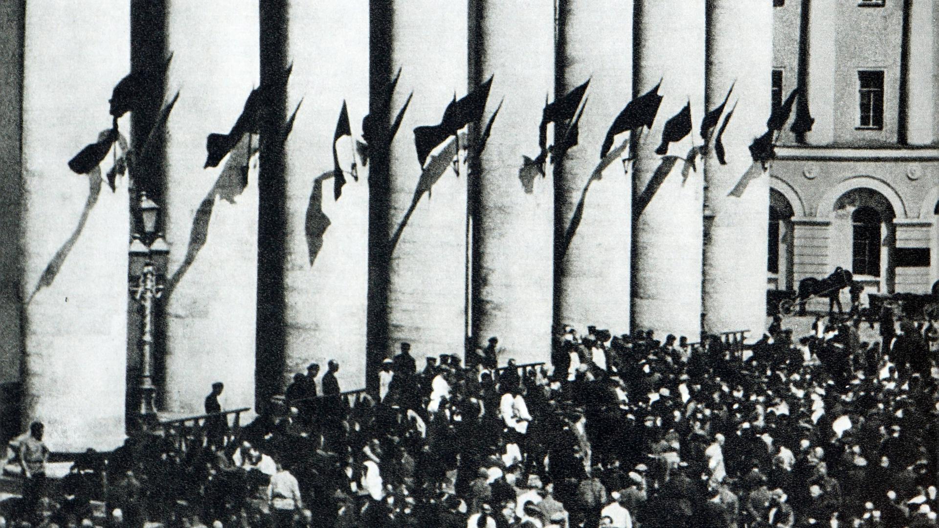 30. Dezember 1922: Beim Ersten Allrussischen Sowjetkongress im Moskauer Bolschoi-Theater verabschiedeten 2.200 Delegierte die Gründungserklärung der UdSSR 30. Dezember 1922: Beim Ersten Allrussischen Sowjetkongress im Moskauer Bolschoi-Theater verabschiedeten 2.200 Delegierte die Gründungserklärung der UdSSR