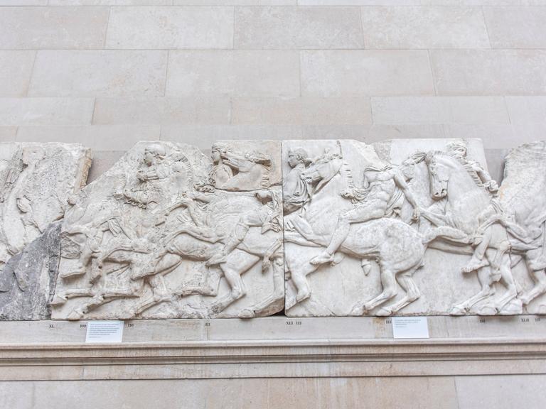 Besucher betrachten Teile der Parthenon-Friese im Britischen Museum in London.