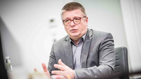 Thomas Haldenwang spricht bein einem Interview in die Kamera.
