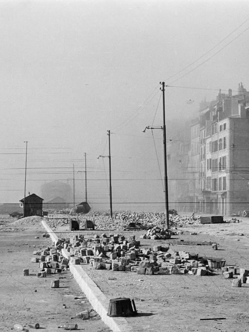 Blick auf eine zerstörte Straße nach dem Abriss bzw. Sprengung des alten Hafen-viertels von Marseille durch Einheiten der deutschen Wehrmacht im Februar 1943, nach Großrazzien gegen Juden und Emigranten.