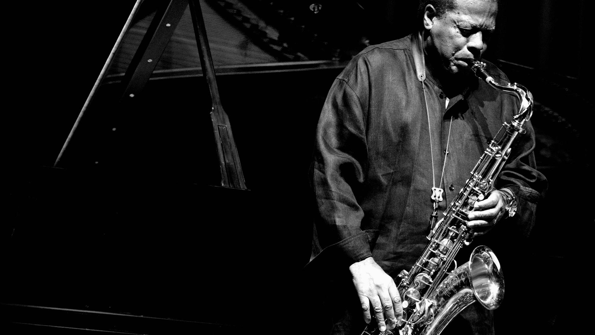 Der Jazz-Komponist und Saxofonist Wayne Shorter auf der Bühne bei einem Konzert, 2011. Der Jazz-Komponist und Saxofonist Wayne Shorter auf der Bühne bei einem Konzert, 2011.