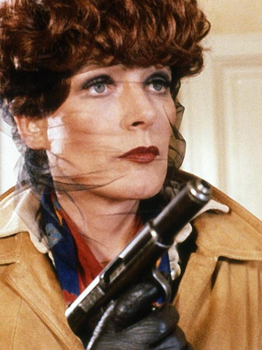 Margit Carstensen hält in einer Szene des Films "Die dritte Generation" von Rainer Werner Fassbinder eine Pistole.