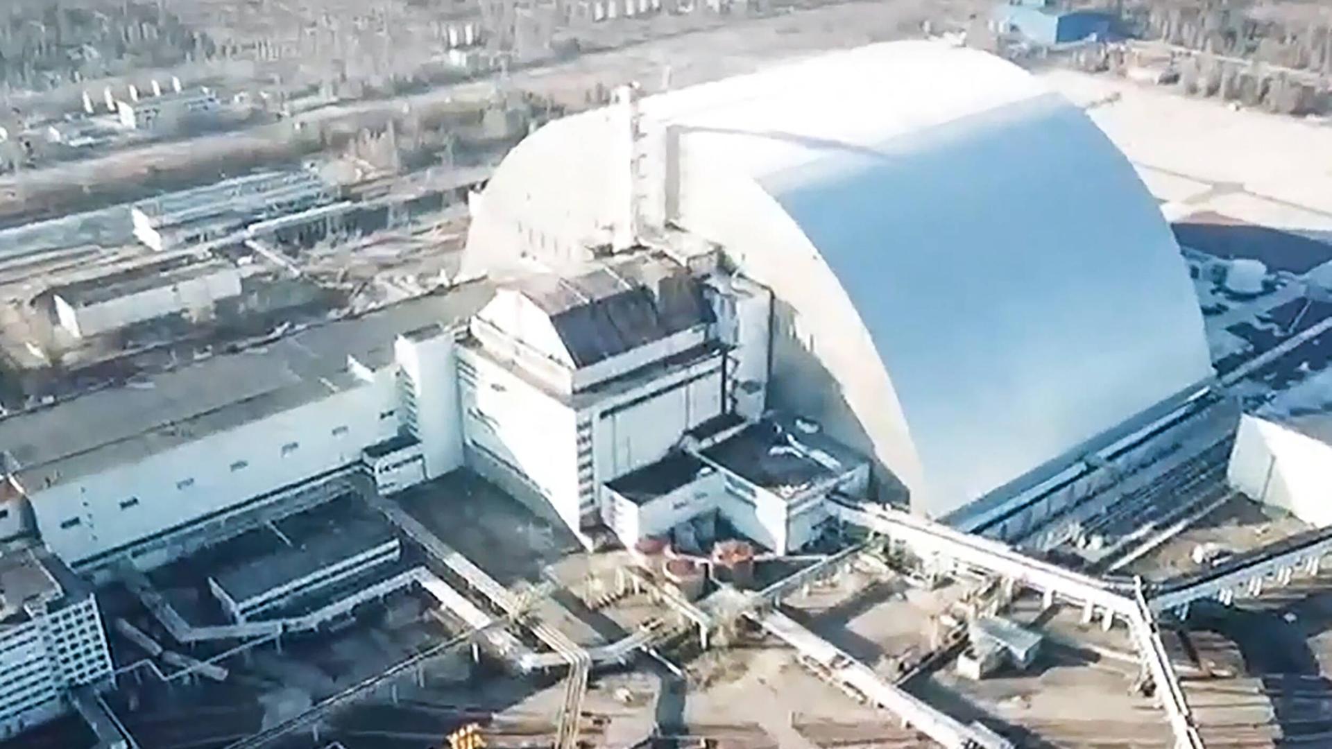 Eine Luftaufnahme aus dem Februar 2022 von der Schutzhülle am ehemaligen Atomkraftwert in Tschernobyl. Eine Luftaufnahme aus dem Februar 2022 von der Schutzhülle am ehemaligen Atomkraftwert in Tschernobyl.