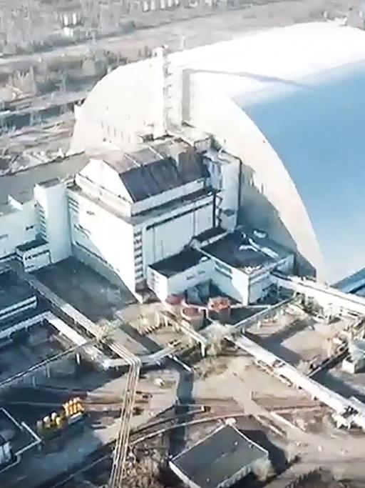 Eine Luftaufnahme aus dem Februar 2022 von der Schutzhülle am ehemaligen Atomkraftwert in Tschernobyl.