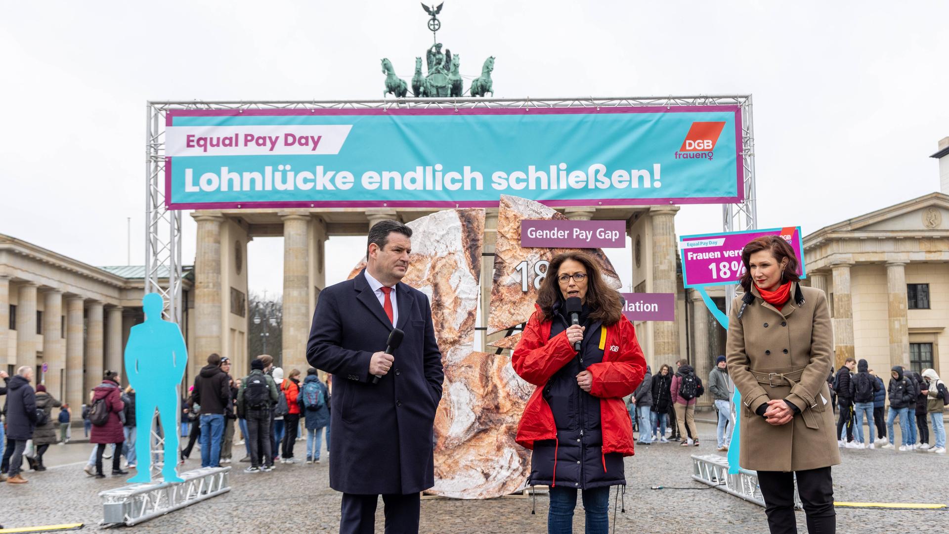 In Berlin gibt es eine Demonstration. Frauen fordern: Wir wollen genauso viel Geld verdienen wie Männer. Mit dabei sind: Bundes-Arbeits-Minister Heil und die Vorsitzende von der Gewerkschaft DGB Fahimi.