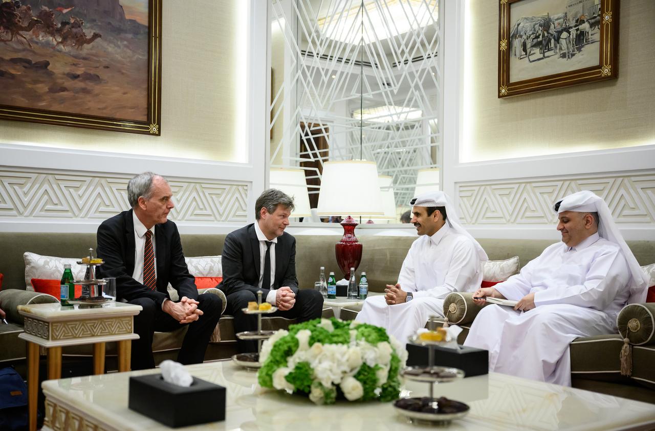 Robert Habeck, Bundesminister für Wirtschaft und Klimaschutz, und Saad Scharida al-Kaabi, Energieminister von Katar, bei einem Gespräch. 